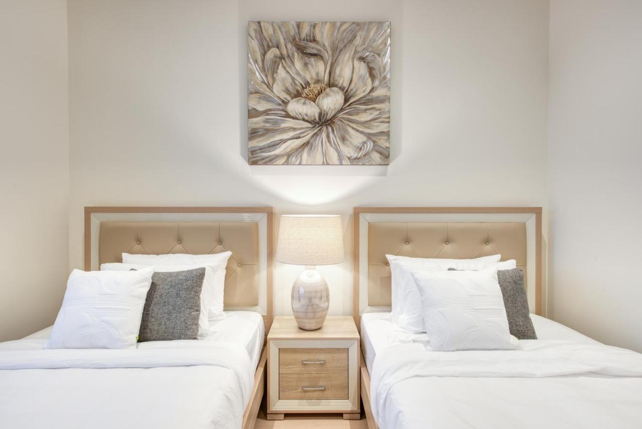 Rh- A Stylish Away From Home, Spacious 02 Bedroom Near Mall Apartment